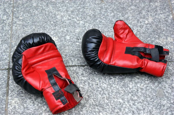 Rote Boxhandschuhe Liegen Auf Der Straße — Stockfoto