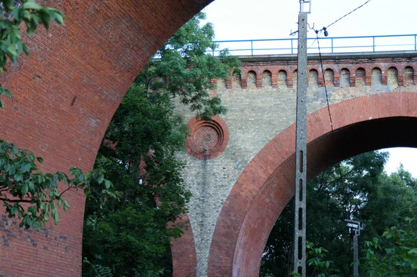 Puente Ladrillo Sobre Calle Viaducto Histórico Forma Dos Arcos —  Fotos de Stock