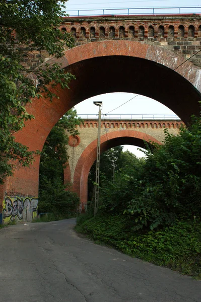Puente Ladrillo Sobre Calle Viaducto Histórico Forma Dos Arcos —  Fotos de Stock
