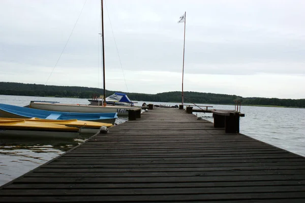 Holzbrücke Auf Dem See Vertäut Boote Segelboot Bewölkt Wetter Auf — Stockfoto