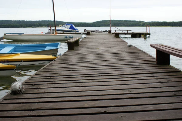 Puente Madera Lago Amarre Barcos Velero Tiempo Nublado Masuria Polonia —  Fotos de Stock