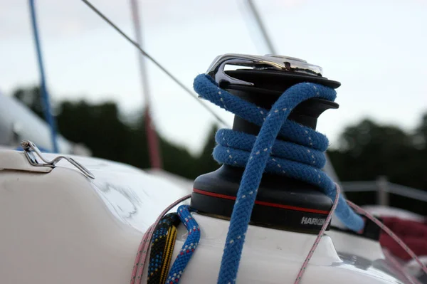 Capstan Vela Dispositivo Tirare Corde Avvolto Corda Blu — Foto Stock