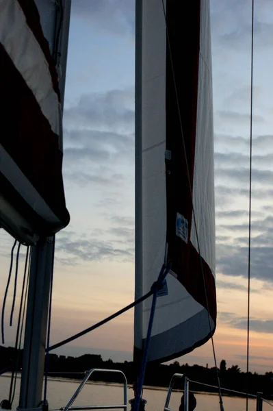 Segla Från Segelbåt Sjö Mot Himlen Vinden Blåser Seglen Vid — Stockfoto