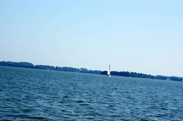 Вітрильний Човен Пливе Озері Блакитне Небо Вітрило — стокове фото
