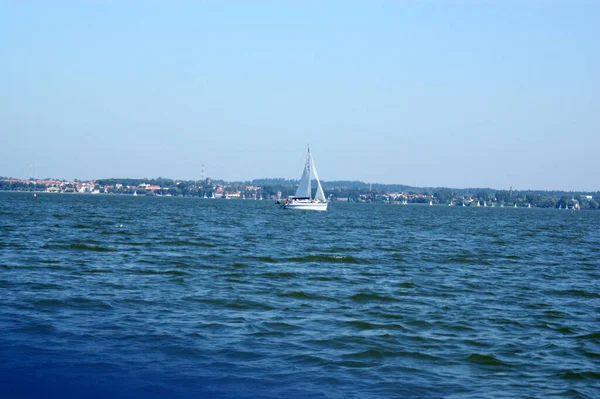 帆船漂浮在湖上 蓝天飘扬 — 图库照片