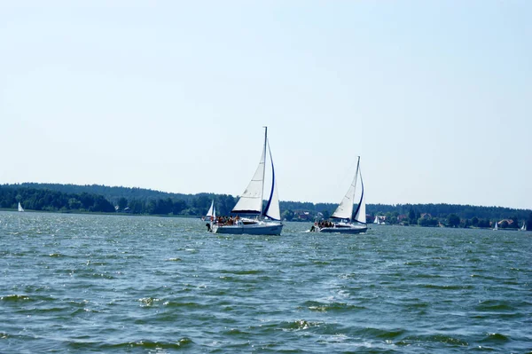 Barco Vela Flutua Lago Vela Céu Azul — Fotografia de Stock