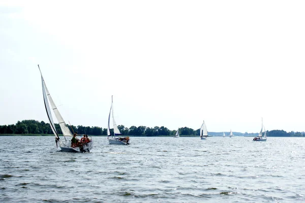 Barco Vela Flutua Lago Vela Céu Azul — Fotografia de Stock