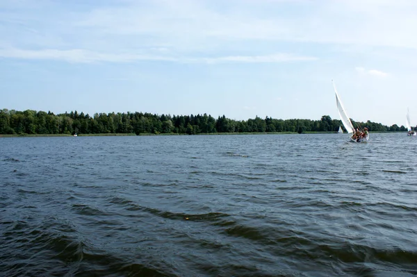 帆船は湖に浮かぶ青い空の帆 — ストック写真