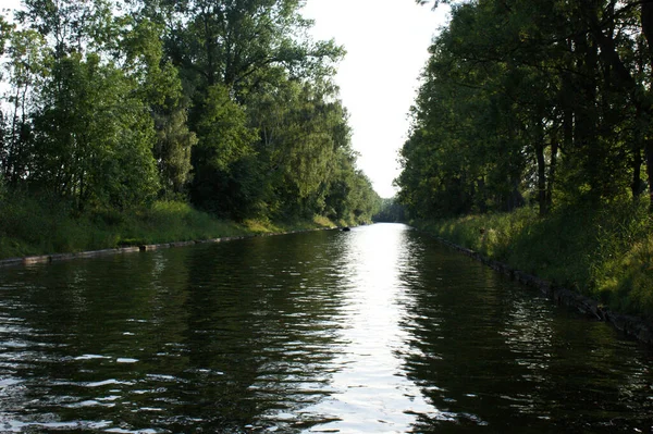 Canal Para Barcos Lago Meio Refletido Água Entre Árvores — Fotografia de Stock