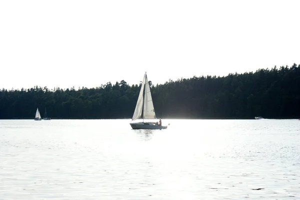 Segelbåt Båt Flyter Sjön Och Blå Himmel Segel — Stockfoto