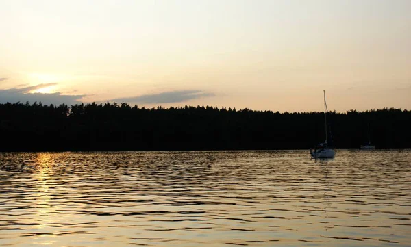 Lago Mazury Polonia Velero Navegando Yate Puesta Sol Lago Con —  Fotos de Stock