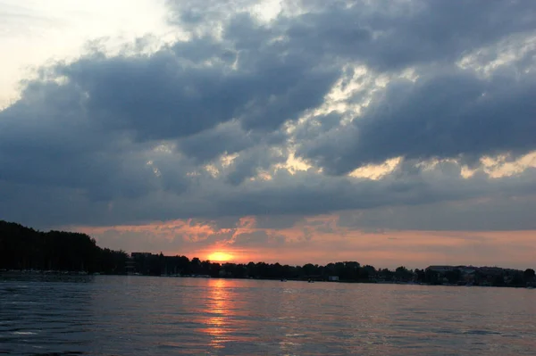Lago Mazury Polonia Puesta Sol Lago Con Cielo Naranja Nubes —  Fotos de Stock