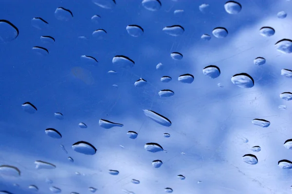 Gotas Água Céu Vidro Com Nuvens — Fotografia de Stock