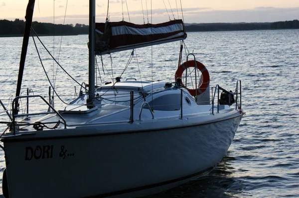 Velero Atardecer Yate Vela Amarrado Lago Muerto Que Acerca Bordo —  Fotos de Stock