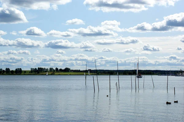 Barca Vela Galleggia Sul Lago Cielo Blu Vela — Foto Stock