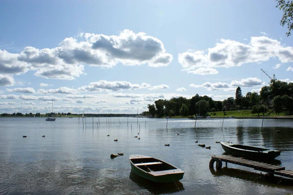 Dos Barcos Amarrados Lago Reflejo Las Nubes Puente Agua —  Fotos de Stock