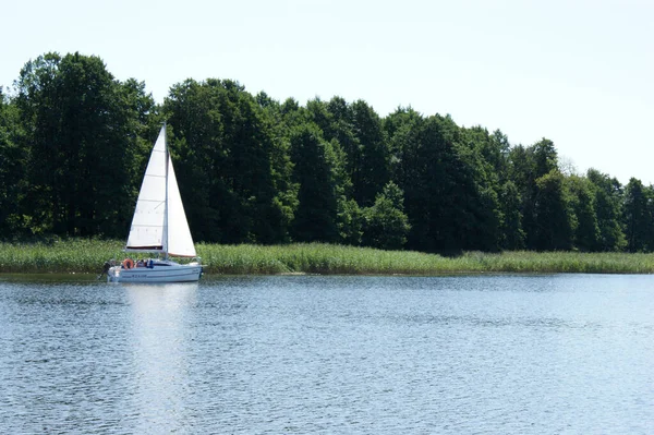帆船漂浮在湖上 蓝天飘扬 — 图库照片