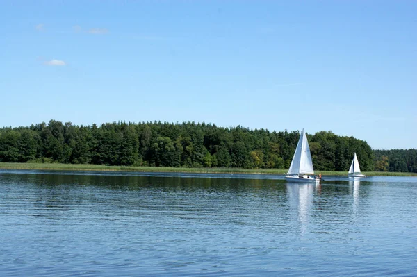 Barco Vela Flutua Lago Vela Céu Azul — Fotografia de Stock