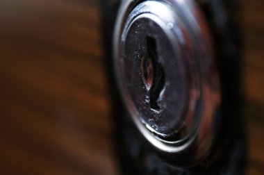 Ahşap kapıdaki metal kilit koyu kahverengi ahşap