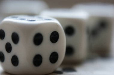 zar oyunu çok sayıda parça yakın çekim dört ve beş siyah ve beyaz