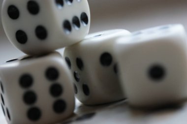 zar oyunu çok sayıda parça yakın çekim dört ve altı siyah ve beyaz