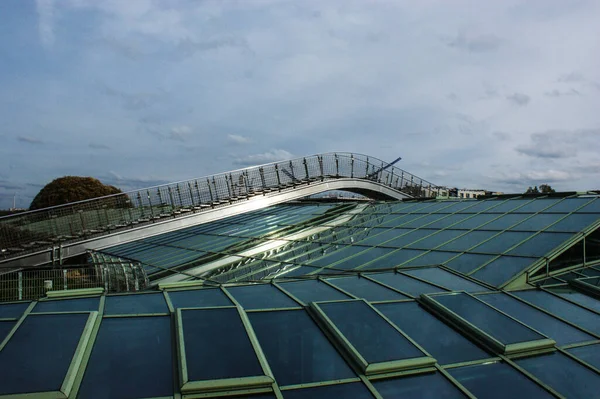 Janelas Construção Vidro Futurista Refletir Metal Luz Escadas Ferro Telhado — Fotografia de Stock