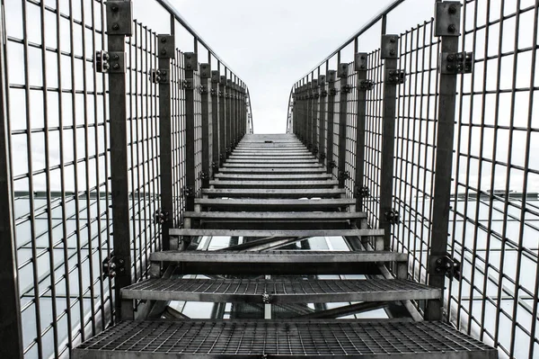 Escadas Ferro Metal Construção Até Trilhos Instáveis Perigosos — Fotografia de Stock
