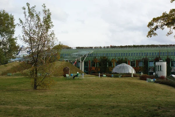 Nowoczesny Futurystyczny Park Trawnik Drzewa Nowoczesny Zielony Budynek Szklaną Kopułą — Zdjęcie stockowe