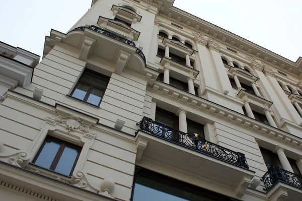 Fenster Eines Mietshauses Gelbe Wand Auf Dem Warschauer Altstadtmarkt — Stockfoto