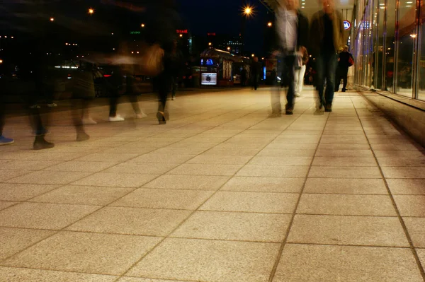 Group People Walking Sidewalk Promenade Long Exposure Night Shopping — Stock Photo, Image