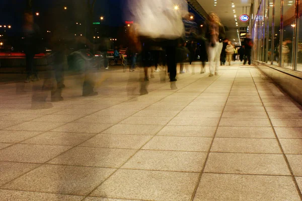 Group People Walking Sidewalk Promenade Long Exposure Night Shopping — Stock Photo, Image