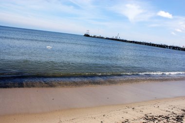 Polonya Baltık Denizi güzel mavi deniz dalgaları okyanus ufku kum ve kumsal mavi gökyüzü