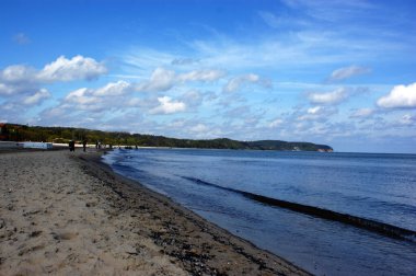 Polonya Baltık Denizi güzel mavi deniz dalgaları okyanus ufku kum ve kumsal mavi gökyüzü