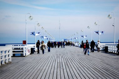 Polonya 'daki Sopot iskelesinde Baltık Denizi köprüsünde beyaz ahşap korkuluklar