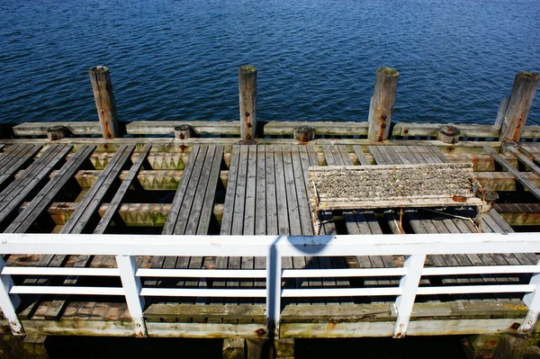 Ławce Glony Pokryte Glonami Most Zatopiony Zobaczyć Płaszcze Wodne Molo — Zdjęcie stockowe