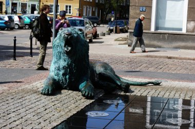 Gdansk 'taki pazar meydanındaki çeşme, Polonya' da yeşilli kükreyen bir bronz aslanın anıtı.