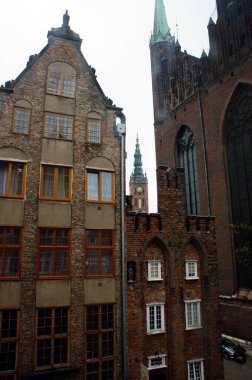 Bina duvarının ayrıntı elementinin Gdask parçasındaki bazilika koyu tuğla