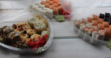 farklı suşi türleri ve kalp şeklinde ambalaj ruloları