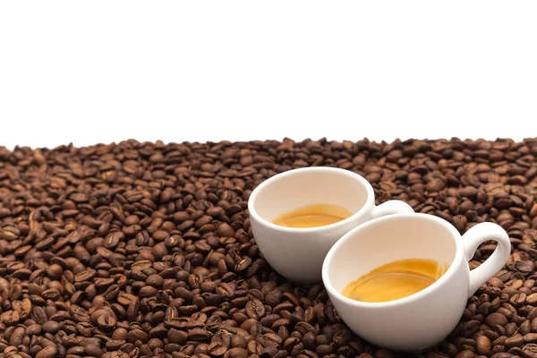 iki bardak kahve çekirdekleri üzerine.