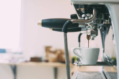 Kahve americano hazırlanıyor.