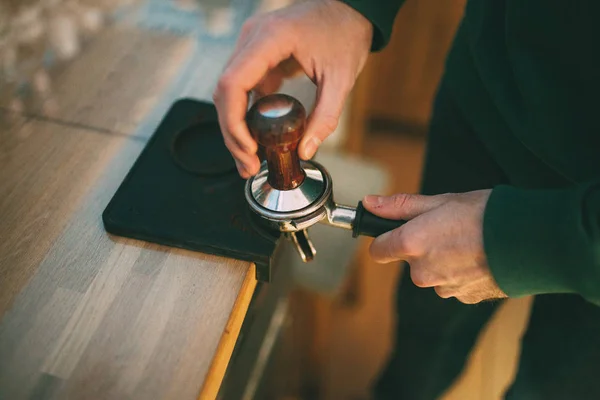 Barista kahve hazırlar.