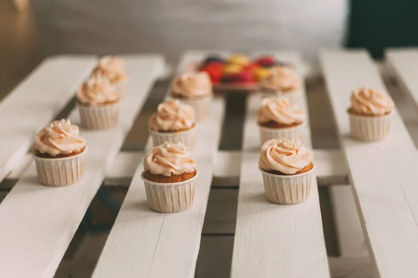 Beyaz masada cupcakes.