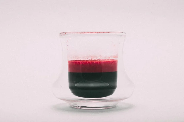 güzel bir bardak kırmızı şarap.