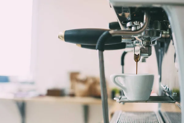 Kahve americano hazırlanıyor.