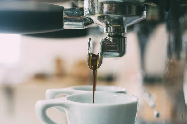 Fincan kahve espresso hazırlanıyor.