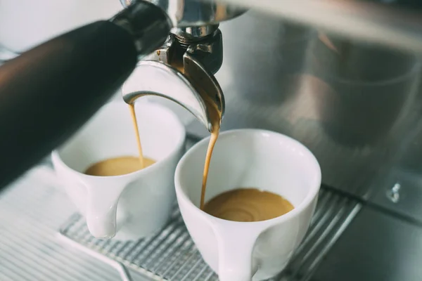 Fincan kahve espresso hazırlanıyor.