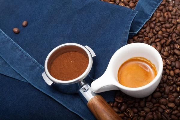 Fincan espresso ve tutucu.