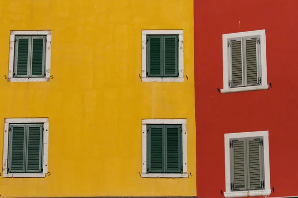 Цветная стена с окнами — стоковое фото