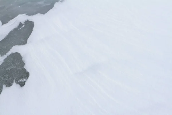 冬の自然の雪に覆われたパターン、雪の下で氷 — ストック写真
