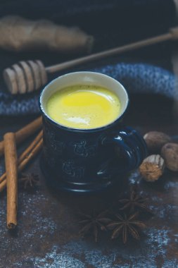 Küçük mavi bir fincanda zerdeçal altın sütü